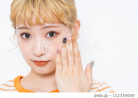 若い女性のビューティ 112338080