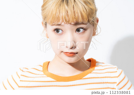 若い女性のビューティ 112338081