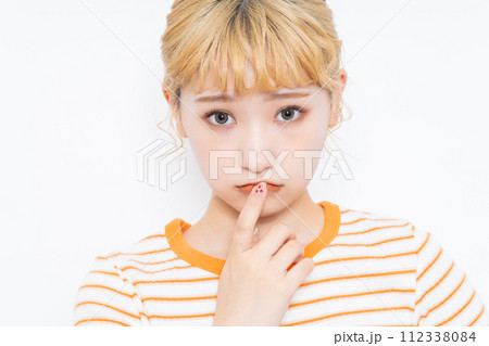 若い女性のビューティ 112338084