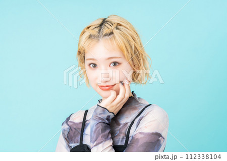 若い女性のビューティ 112338104