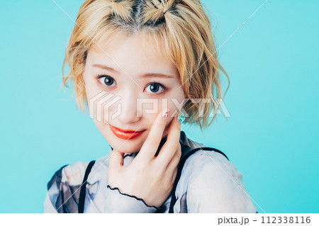 若い女性のビューティ 112338116