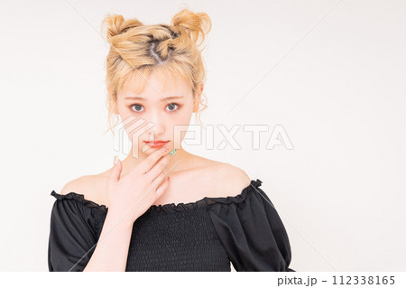 若い女性のビューティ 112338165