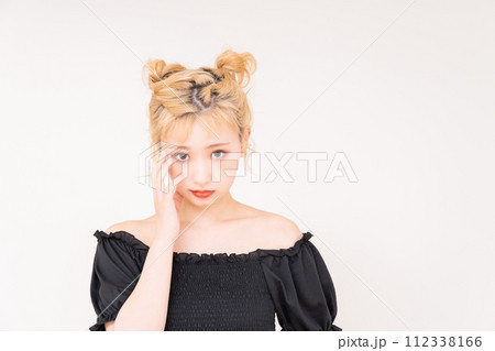 若い女性のビューティ 112338166