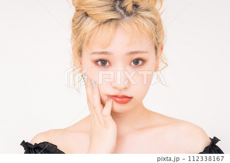若い女性のビューティ 112338167