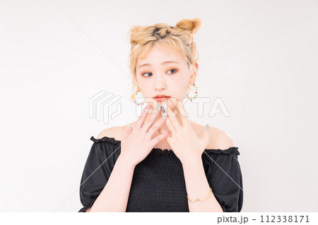若い女性のビューティ 112338171