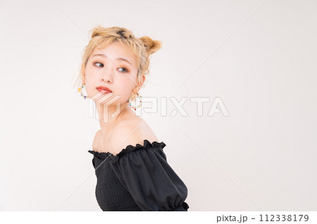 若い女性のビューティ 112338179