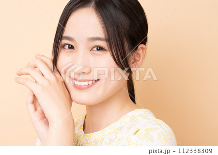 若い女性のビューティ 112338309