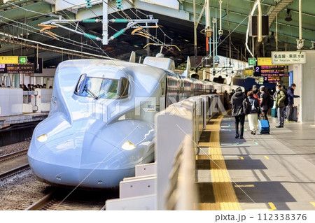 新神戸駅に停車するN700系新幹線 新神戸駅に停車するN700系新幹線 112338376