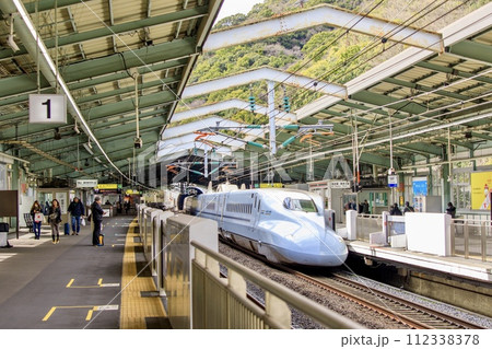 新神戸駅に停車するN700系新幹線 112338378