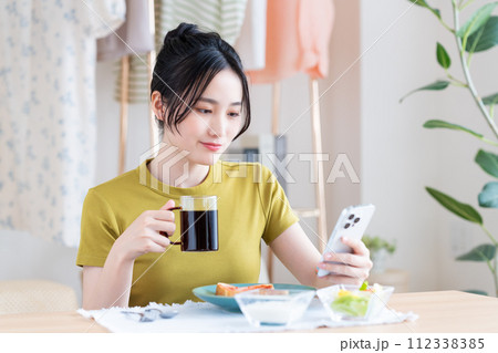 朝食を食べる若い女性 朝食を食べる若い女性 112338385
