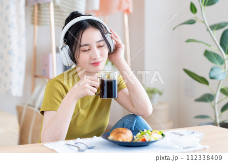 朝食を食べる若い女性 112338409