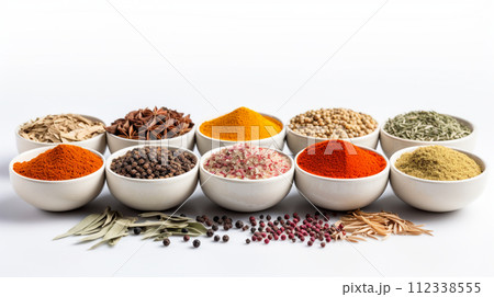 白いお椀に盛られて並べられた様々なスパイス 112338555