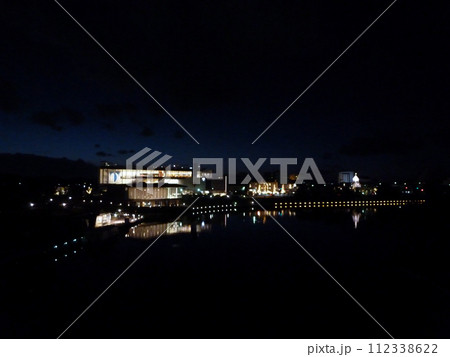 夜の川に反射する光 112338622