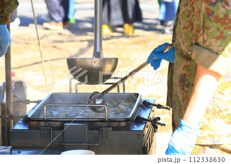自衛隊の炊き出し訓練　温かい食事の提供 112338630