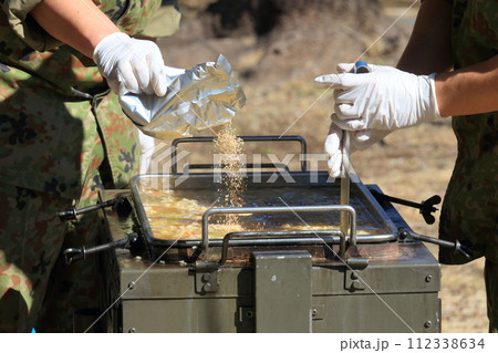 自衛隊の炊き出し訓練　温かい食事の提供 112338634