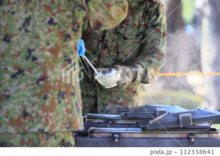 自衛隊の炊き出し訓練 温かい食事の提供 自衛隊の炊き出し訓練 温かい食事の提供 112338641