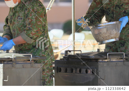 自衛隊の炊き出し訓練　温かい食事の提供 112338642