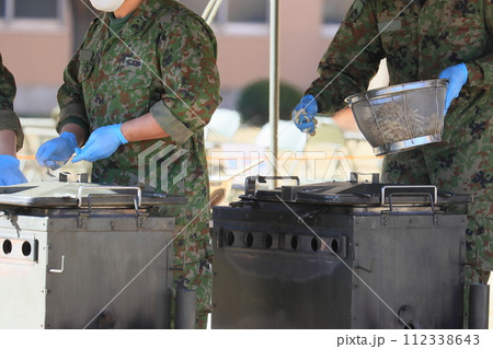 自衛隊の炊き出し訓練 温かい食事の提供 自衛隊の炊き出し訓練 温かい食事の提供 112338643