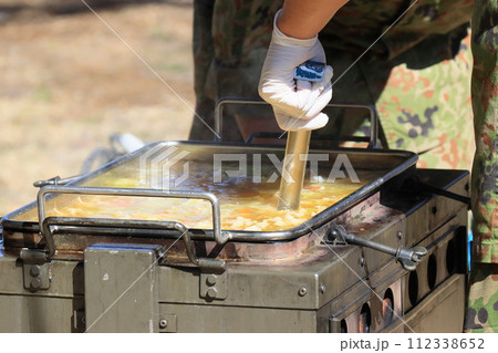 自衛隊の炊き出し訓練　温かい食事の提供 112338652