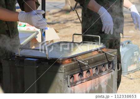 自衛隊の炊き出し訓練　温かい食事の提供 112338653