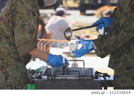 自衛隊の炊き出し訓練 温かい食事の提供 自衛隊の炊き出し訓練 温かい食事の提供 112338654