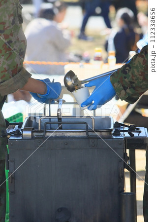 自衛隊の炊き出し訓練　温かい食事の提供 112338656