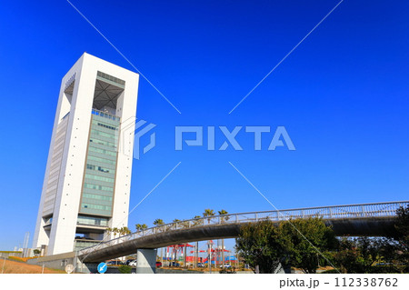 【三重県】快晴の四日市港ポートビル 112338762