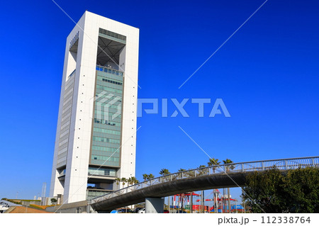 【三重県】快晴の四日市港ポートビル 112338764