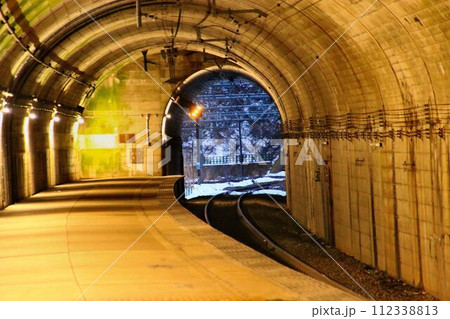 トンネルに駅!?上越線の秘境駅… 上越線・湯檜曽駅 112338813