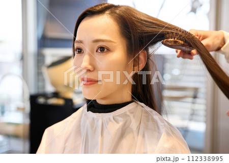 ヘアサロンで髪を切る女性 112338995