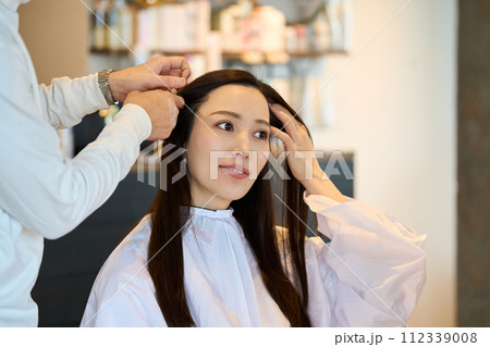 ヘアサロンで髪を切る女性 ヘアサロンで髪を切る女性 112339008
