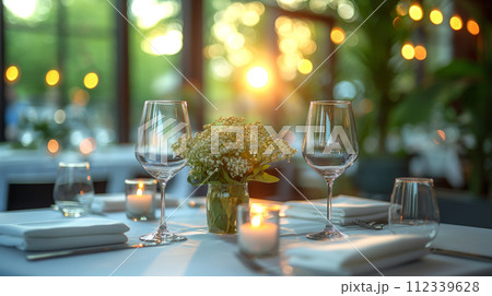 レストランのテーブル レストランのテーブル 112339628