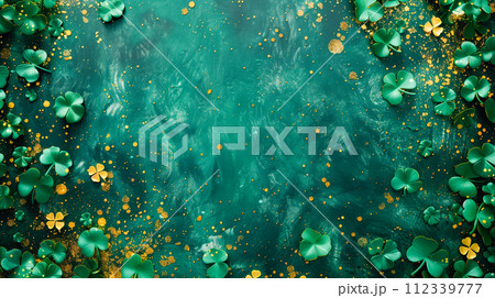 神秘的な金色の光、空気のような背景に浸る穏やかな緑の花。聖パトリックの日のコンセプト。 112339777