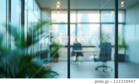 モダンな現代風オフィス。リラックスできる仕事環境のイメージ。ボケ写真。 モダンな現代風オフィス。リラックスできる仕事環境のイメージ。ボケ写真。 112339947