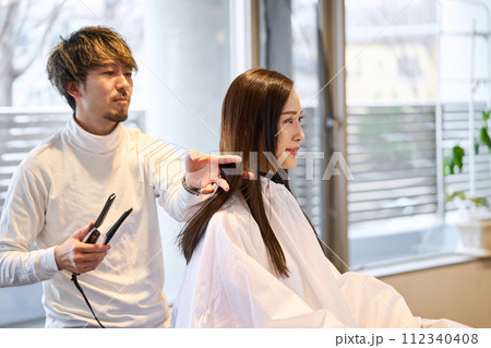 ヘアサロン 美容師と女性客 ヘアサロン 美容師と女性客 112340408