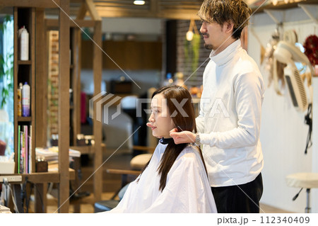 ヘアサロン　美容師と女性客 112340409