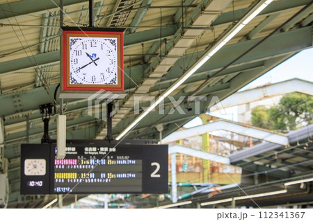 新神戸駅新幹線ホームのレトロ風な時計 112341367