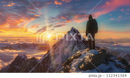 黄金の時間に頂上に到着する登山者。 黄金の時間に頂上に到着する登山者。 112341384