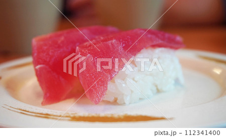 日本の回転寿司メニュー(中トロ) 日本の回転寿司メニュー(中トロ) 112341400