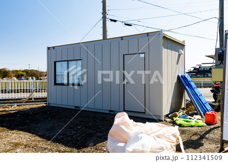 工事現場のプレハブハウス 112341509