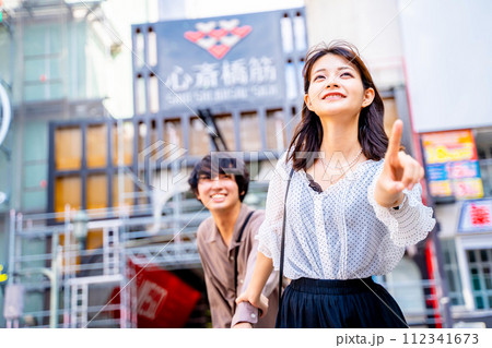 大阪観光をする若いカップル 大阪観光をする若いカップル 112341673