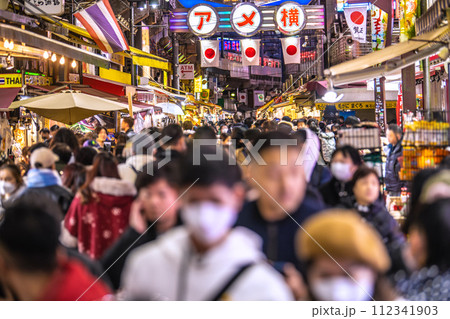 日本の東京都市景観 元日・外国人観光客らで賑わうアメ横。インフルにもマ不要。賀正…新年に希望の光を 112341903