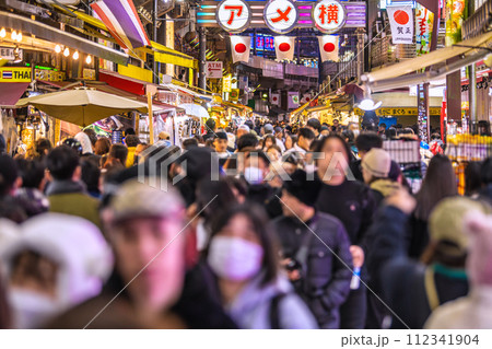 日本の東京都市景観 元日・外国人観光客らで賑わうアメ横。インフルにもマ不要。賀正…新年に希望の光を 112341904