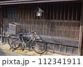 古い町並みと自転車 112341911