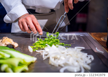 【#鉄板焼】野菜炒めを作るシェフの手元 112341979
