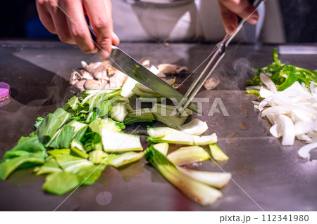 【#鉄板焼】野菜炒めを作るシェフの手元 【#鉄板焼】野菜炒めを作るシェフの手元 112341980