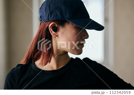 音楽を聴きながらダンスの練習をする若い女性 112342059