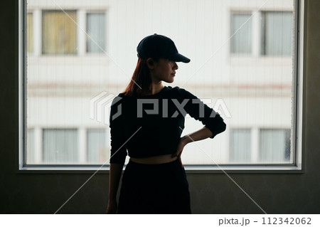 音楽を聴きながらダンスの練習をする若い女性 音楽を聴きながらダンスの練習をする若い女性 112342062