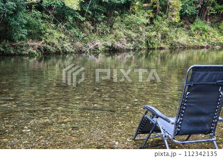 静かな湖畔のベンチ 静かな湖畔のベンチ 112342135