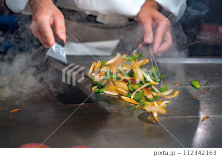 【#鉄板焼】野菜炒めを作るシェフの手元 【#鉄板焼】野菜炒めを作るシェフの手元 112342163